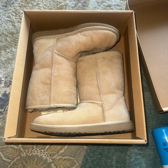 Like New! Authentic Women's UGG Classic Short Boots - Sand, Size 6" - Picture 6 of 8